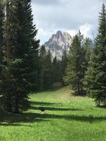 montagnes de nuages blancs photo