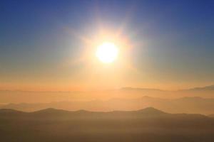 magnifique le coucher du soleil et lever du soleil sur ciel et d'or crépuscule temps avec brouillard et brouillard dans vallée de Montagne couche photo