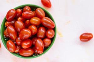 Frais rouge Cerise tomates sur lumière Contexte photo