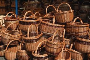 traditionnel Fait main paniers dans rue magasin photo