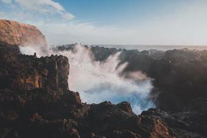 vagues à une porta faire diabo dans sao miguel, le Açores photo