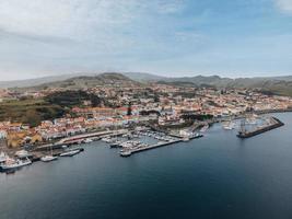 vue de horta par drone dans faial, le Açores photo