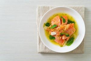 salade de fruits de mer épicée crue au saumon frais photo