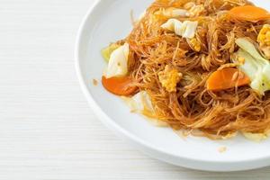 vermicelles sautés avec chou, carotte et oeuf photo