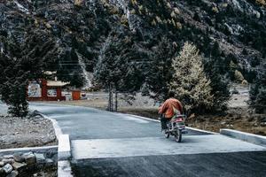 content Tibétain gens équitation motocyclettes dans haute montagnes, Sichuan, Chine photo