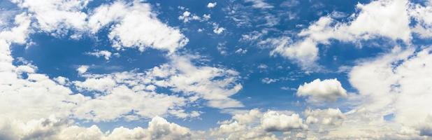 fantastique nuage blanc doux contre le ciel bleu photo