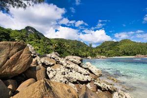 Port réjouir plage, plage, Roche rochers et montagne, mahe les Seychelles 1 photo