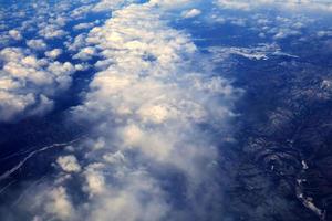 Haut vue de des nuages de avion la fenêtre. photo