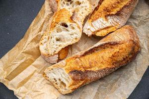 baguette longue blanc pain entier blé farine, blé pain, levain repas nourriture casse-croûte sur le table copie espace nourriture Contexte rustique Haut vue photo