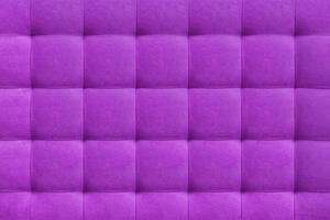 fond en cuir suédé violet, motif à carreaux classique pour meubles, mur, tête de lit photo