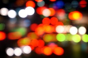 coloré flou et bokeh réflexion éclairage de voitures tête lumière sur le route avec circulation confiture à nuit temps dans le ville. photo