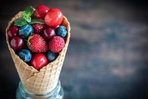 Frais baie des fruits dans le cône photo