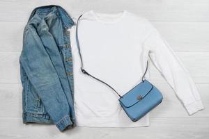 proche en haut blanc Vide modèle sweat-shirt sweat à capuche avec copie espace. Haut vue maquette arrêtez-vous sur blanc en bois Contexte. décontractée tenue. plat allonger modèle vêtements. femme accessoires photo