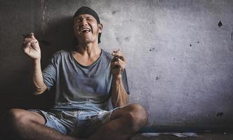 addictif concept de homme séance et porter le sien sac de héroïne. soi destructeur dépression, drogue dépendance, suicide, drogue dépendance. photo