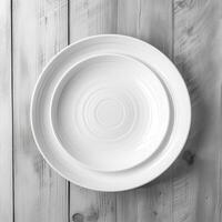 un vide assiette sur une blanc en bois tableau. Haut vue de blanc céramique assiette sur blanc en bois. génératif ai. photo