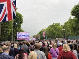 Londres dans le Royaume-Uni dans juin 2022. gens célébrer le reines platine jubilé photo