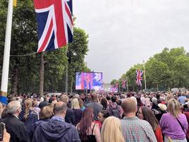 Londres dans le Royaume-Uni dans juin 2022. gens célébrer le reines platine jubilé photo