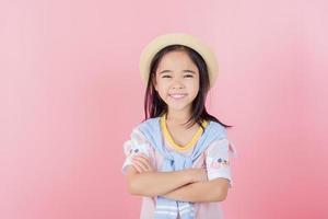 image de asiatique enfant posant sur rose Contexte photo
