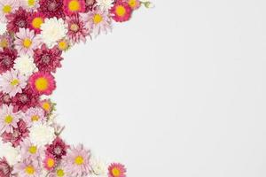 composition de merveilleuses fleurs florales colorées photo