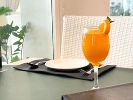 Orange jus, smoothie frappe servi dans moderne restaurant. photo
