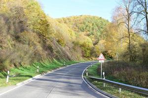 l'automne route en haut le colline photo