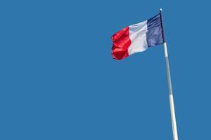 le nationale drapeaux de France battement contre une bleu ciel. photo