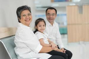 le patient est assis et attend pour le entier famille santé. photo