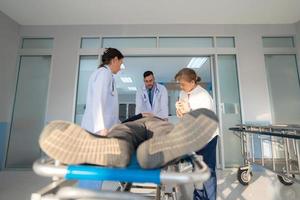 le urgence patient mensonges dans une hôpital lit. photo