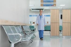 médecin Faire différent pose dans hôpital. photo