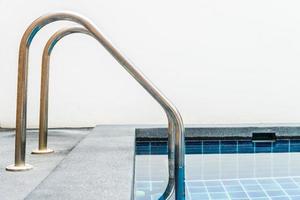 piscine dans un hôtel de luxe photo