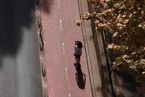 bilbao, Biscaye, Espagne, 2023 - cycliste sur le rue, vélo mode de transport dans Bilbao ville, Espagne photo