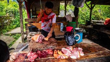 une homme vente brut porc photo