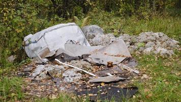 des ordures dans le forêt. écologique problème. Plastique, verre, canettes. photo