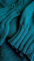 tricoté Fait main des produits. tricoté en tissu de coloré fils dans le Couleur de essence. marron Contexte. photo