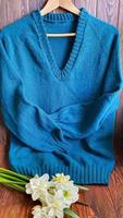 tricoté Fait main des produits. tricoté en tissu de coloré fils dans le Couleur de essence. marron Contexte. photo