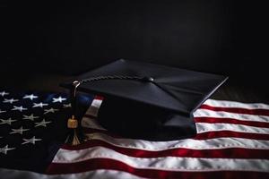 une l'obtention du diplôme casquette sur le américain drapeau photo