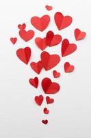 formes de coeur en papier plat pour le concept de la saint-valentin photo