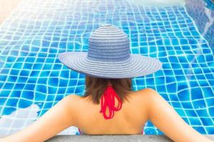 femmes, tissage, chapeau, dans, piscine hôtel photo