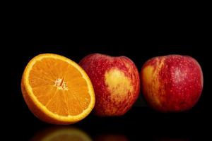 Orange et Pomme sur une noir Contexte. photo