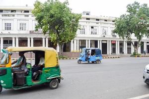 Delhi, Inde, Mars 31 2023 - célèbre affaires district connaught endroit connaître comme cp delhi dans le centre de Nouveau delhi Inde avec des bureaux, banques et achats. Britanique style architecture cp dans Delhi, Inde photo