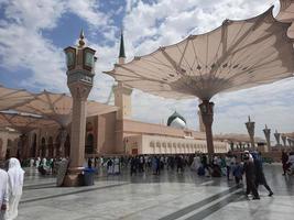 médina, saoudien Saoudite, avril 2023 - magnifique à l'extérieur vue de le prophètes mosquée dans médina. photo