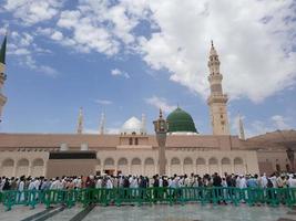 médina, saoudien Saoudite, avril 2023 - magnifique à l'extérieur vue de le prophètes mosquée dans médina. photo