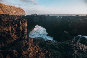 vagues à une porta faire diabo dans sao miguel, le Açores photo