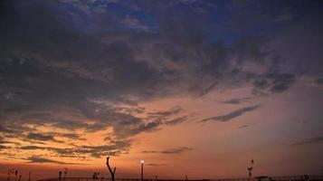 beau coucher de soleil sur la plage photo