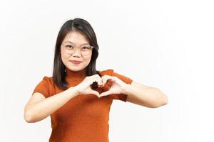 montrant le signe d'amour d'une belle femme asiatique isolée sur fond blanc photo