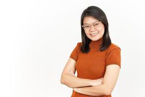 souriant et pliant bras de magnifique asiatique femme isolé sur blanc Contexte photo