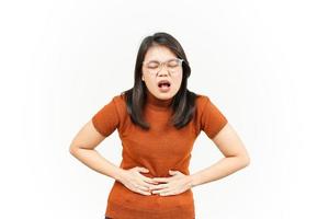 Souffrance maux d'estomac de magnifique asiatique femme isolé sur blanc Contexte photo