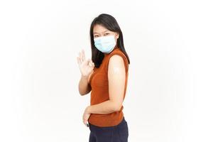 portant masque et avoir une couronne virus vaccin de magnifique asiatique femme isolé sur blanc Contexte photo