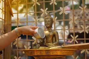 thaïlandais bouddhistes utilisation thaïlandais traditionnel parfum à baignade Bouddha images dans Songkran festival. dans commande à purifier le esprit, il est pris en considération à améliorer le la prospérité de vie. photo