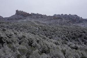 montserrat Montagne sur une neigeux hiver journée. photo